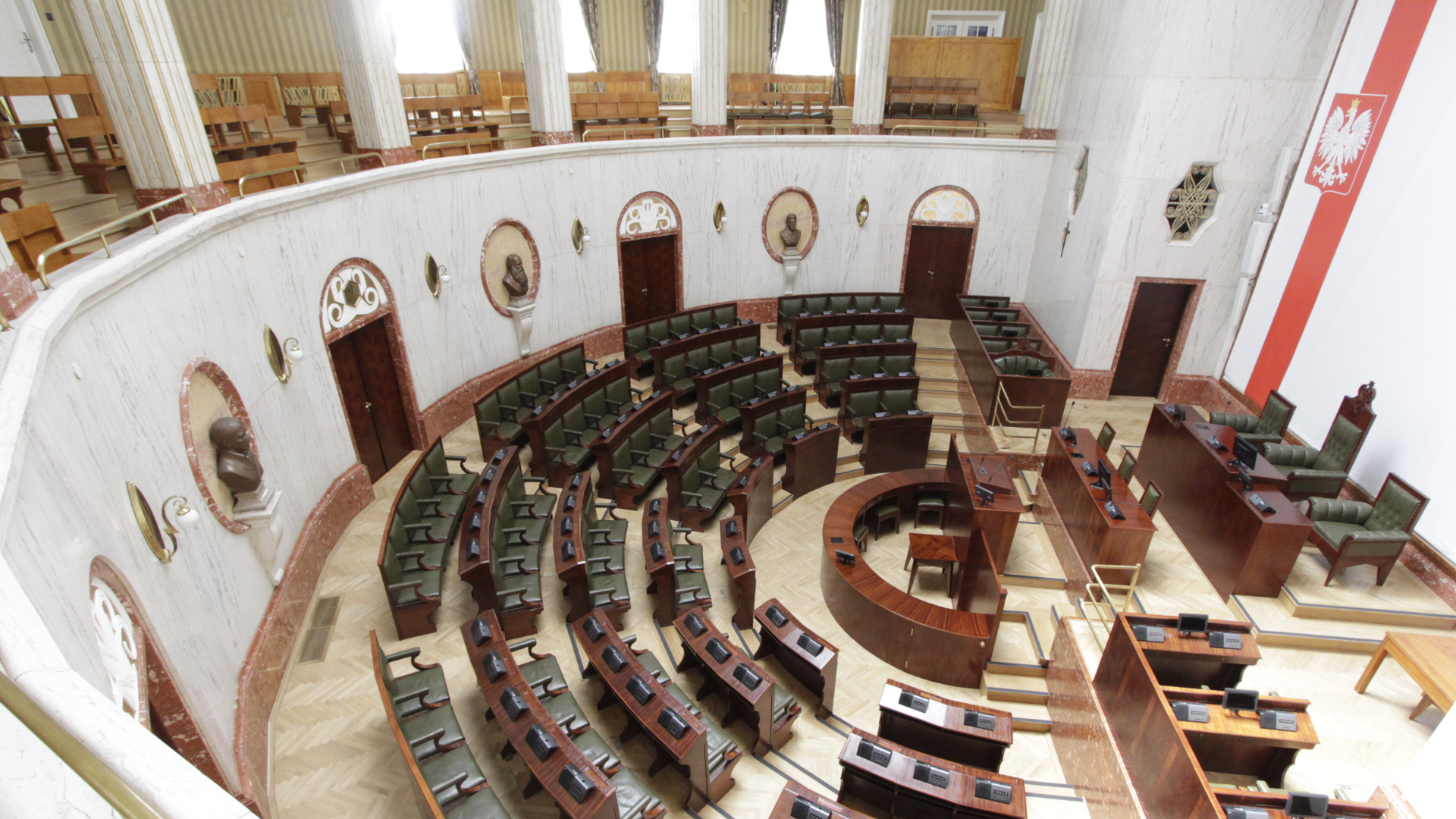 Zdjęcie przedstawia Salę Sejmu Śląskiego w widoku z góry.